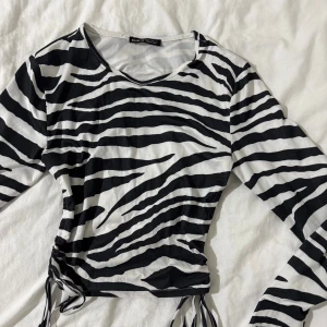 Zebra topp med snörning - Använd vid ett tillfälle. Jättefin zebra mönstrad topp med snörning på sidorna som gör att tröjan kan bäras antingen längre eller som en crop top!❤️☺️