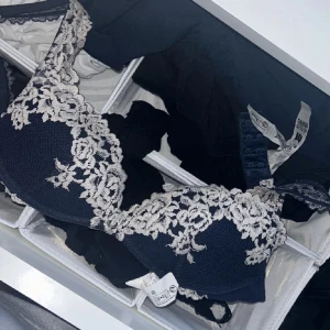 Blommig spets-bh från Intimissimi - Säljer en superfin push-up bh från Intimissimi. Storlek 75b och är i jätte fint skick. Säljer den då den inte kommer till användning. Orginal pris 599 mitt pris 430😍