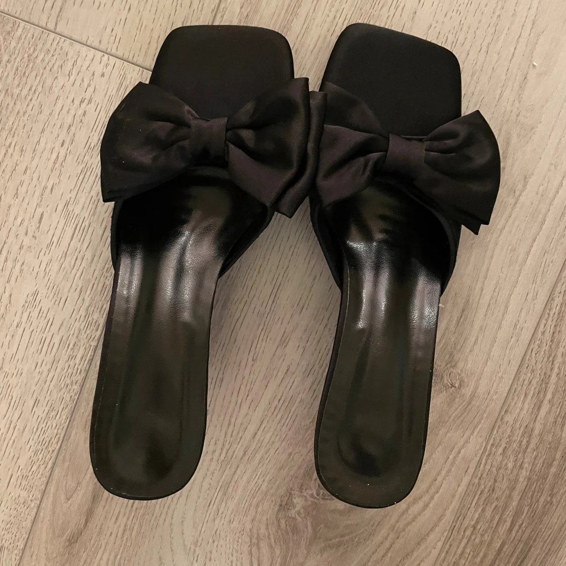 Svarta pumps med rosett, storlek 40