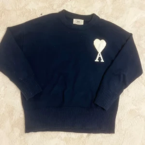 Ami Paris tröja - Fin Ami Paris sweatshirt mörkblå i storlek S. Bekväm passform och mjukt material, med det ikoniska hjärtloggan. I topp skick utan fläckar eller hål.