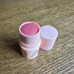 CAIA Blush Stick Legally Blonde - Caia blush stick i färgen legally blonde! Testad cirka 3-4 gånger!