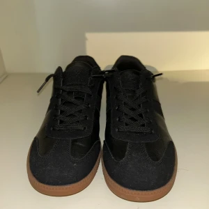 German army trainers  - Säljer dessa helt nya german army trainers storlek 41 passar 40 dom är liknade mason margila gats. Märker är okänt 
