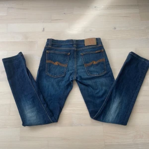 Mörkblå jeans från Nudie Jeans, 26/32 - Feta jeans från nudie med storlek 26/32 har bara används ett få tal gånger så nästan helt nya. 