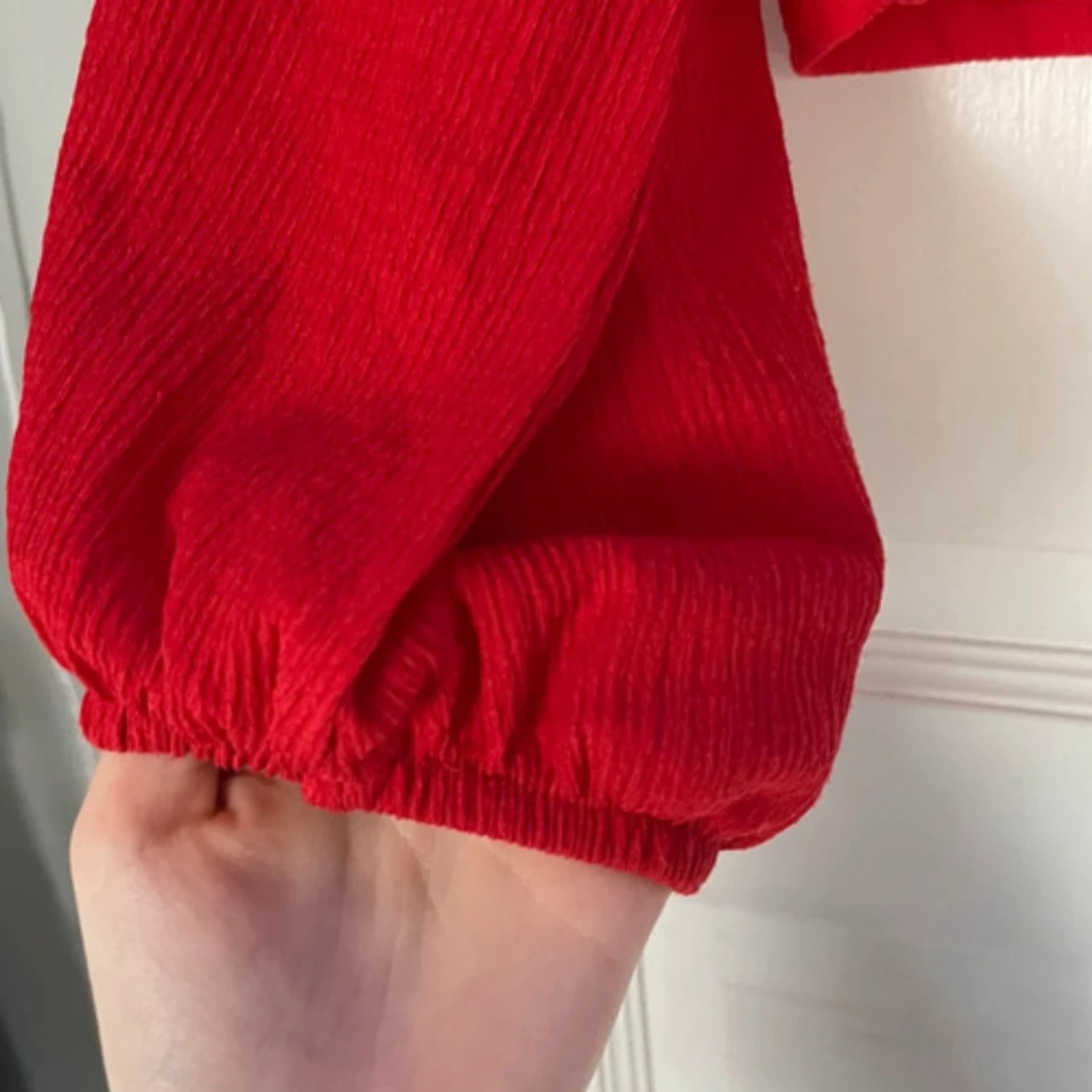 Röd blus med v-ringning och ballongärm - 1