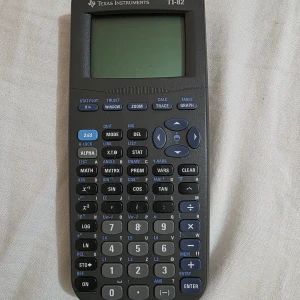 TI-82 - TI-82 grafritande kalkylator från Texas Instruments. Fungerar utmärkt, alla knappar och skärm i gott skick. Några mindre ytliga repor och tecken på normalt slitage på baksidan och kanterna, men inget som påverkar funktion. Perfekt för matematik och naturvetenskapliga studier.