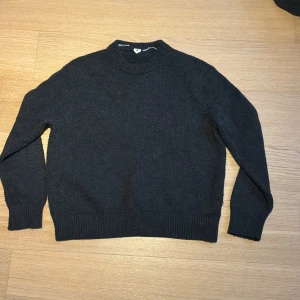 Mörkgrå arket tröja i ull, M - Stickad mörkgrå tröja från arket i ull. Väldigt sparsamt använd och perfekt för kyliga dagar.  