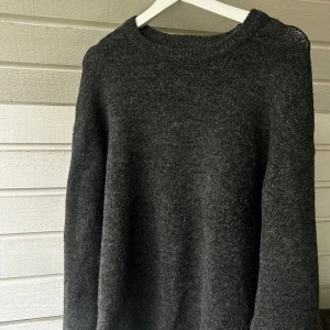 Mörkgrå stickad tröja - En mörkgrå ganska basic stickad tröja med rund hals och långa ärmar🌸