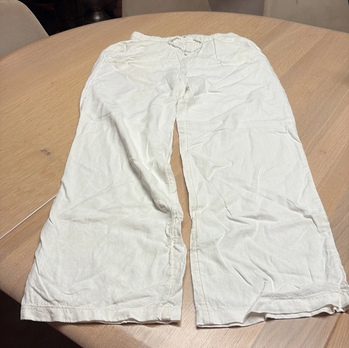 Vita linnebyxor med snörning från Lindex