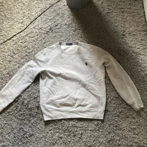 Ralph lauren tröja  - Säljer en Ralph lauren tröja som jag använt 1 gång så den är i väldigt fint skick den är storlek S hör av er om ni har några frågor billigare vid snabbaffär