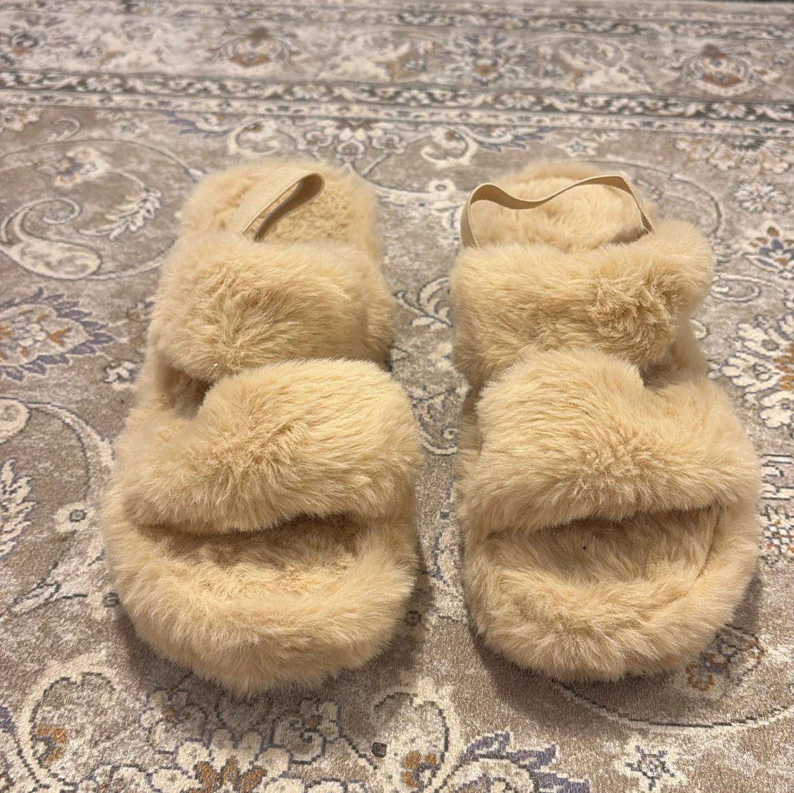 Beige fluffiga sandaler strl 39 - 1