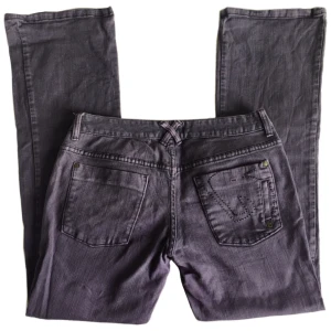 Vintage lowwaist/ lågmidjade flare jeans - Utsvängda jeans i blå/lila/grå-aktig färg