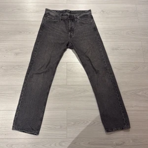 Jack&Jones Jeans Chris Relaxed Mörkgrå - Möekgråa jeans från Jack&Jones i modellen Chris. Sitter riktigt bra och är i väldigt bra skick. Absolut inget fel på de!😊