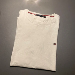 Tommy Hilfiger T-shirt - Säljer nu denna riktigt snygga Tommy Hilfiger T-shirten i st S, bara höra av dig vid frågor eller funderingar och pris kan absolut diskuteras