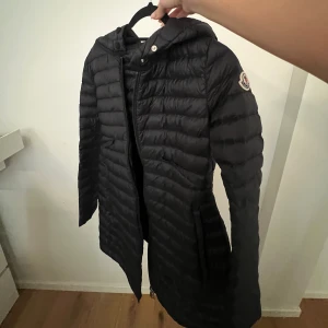 Marinblå Moncler Jacka - Marinblå Moncler jacka. Aldrig använd! Orginal pris är runt 7-8 tusen kr. Pris kan också diksuteras. (Äkta)