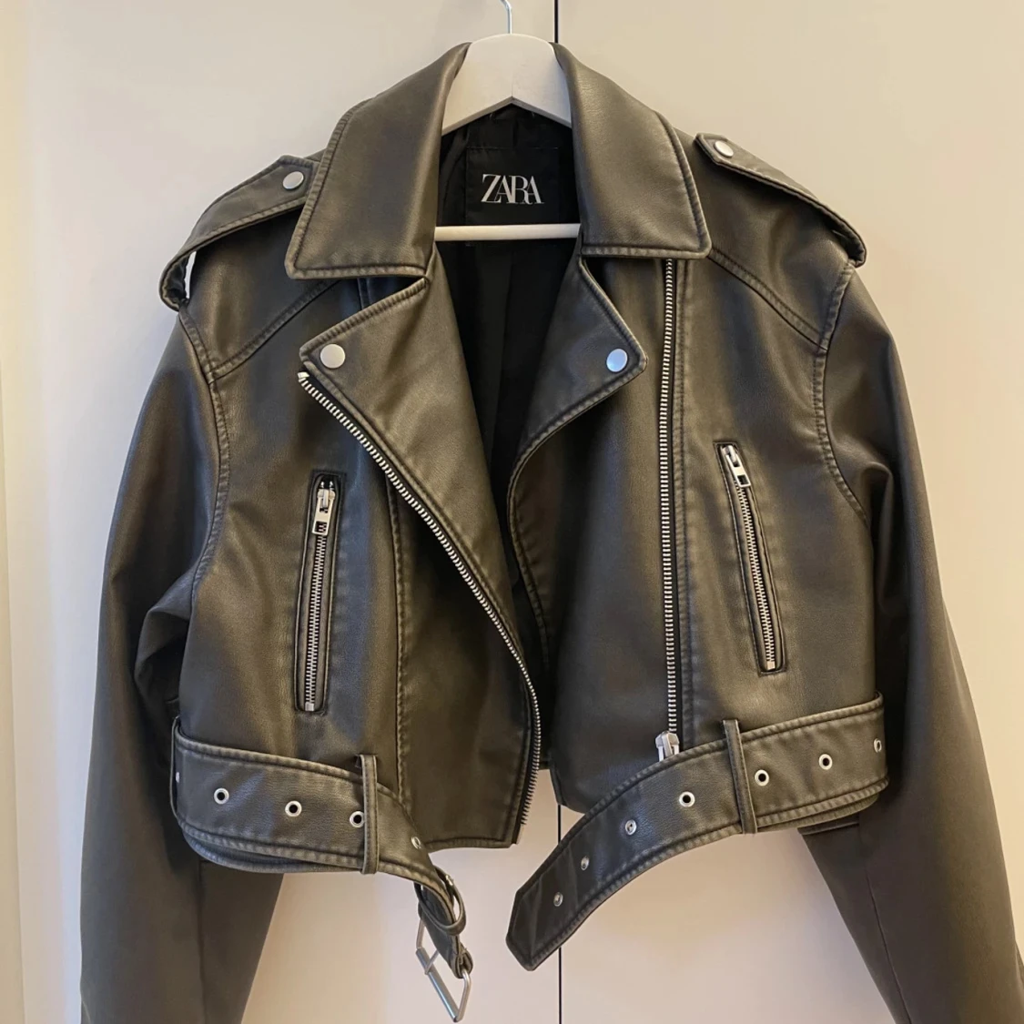 Svart croppad skinnjacka från Zara - 1