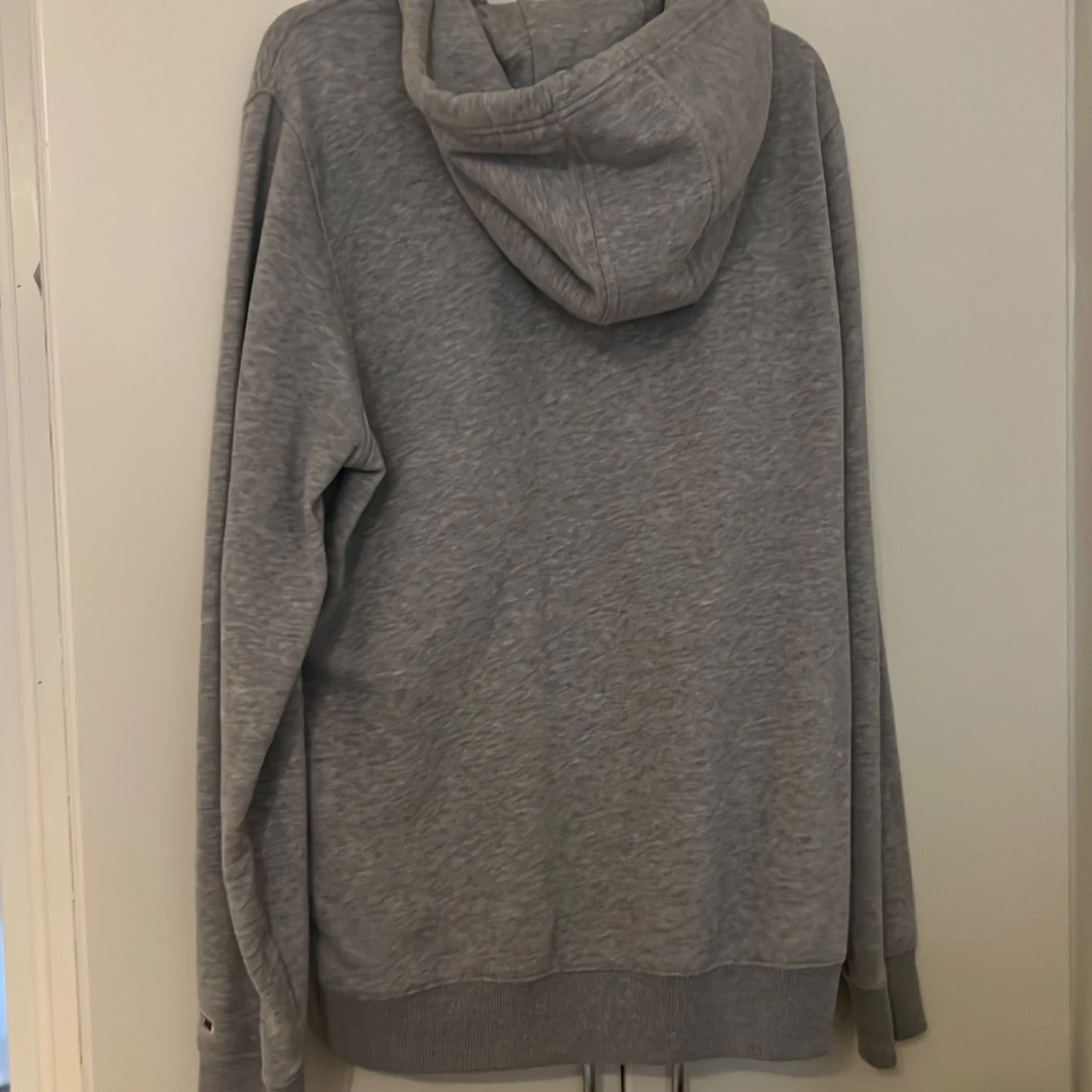 Grå hoodie Tommy Jeans med tryck - 1