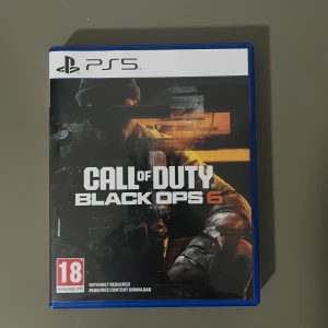 Call of Duty: Black Ops 6 (PS5) - Call of Duty: Black Ops 6 till PS5 i mycket fint skick. Komplett med originalfodral och skiva, inga synliga repor eller skador. Perfekt för dig som vill uppleva det senaste i Black Ops-serien. 