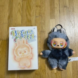 Biginto Energy Plush Keychain - Biginto Energy samlarfigur från Pop Mart, i originalförpackning. Mjuk plyschdräkt med färgglada ögon och nyckelringsfäste. Produkten ser ut att vara i nyskick utan synligt slitage eller defekter. Perfekt för samlare eller som present.