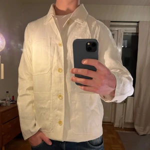 Vit Overshirt These Glory Days  - Säljer denna sjukt snygga Overshirten från These Glory Days⭐️ Färgen är vit och storleken är M✅ Den har inga defekter och skicket är utomordentligt🙌🤝 Sjukt najs passform och passar perfekt till hösten🍁🙌 Tveka inte på att höra av er dig vid minsta fråga eller fundering😊