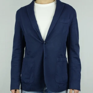 L.B.M. 1911 kavaj  - L.B.M. 1911 KAVAJ  Storlek : IT52  Passform : Passar L  Användning : Kavajen är i ett fint skick utan defekter  Nypris : Cirka 5000SEK  Modellen på bilen är 182CM och väger 76KG