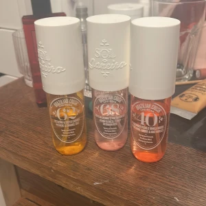Sol de Janeiro Cheirosa mist trio - Tre populära Brazilian Crush Cheirosa body mists i olika doftvarianter. Perfekt för dig som vill testa flera favoriter från Sol de Janeiro. Snygga flaskor som passar perfekt i väskan. En för 100 två för 175 alla tre för 250 