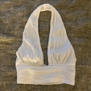 Vit topp - Snygg vit topp från shein, storleken är xs men skulle säga den passar s oxå, aldrig använd 🩷