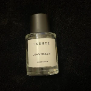 Essnce Dewy Desert Eau de Parfum - Modern parfym från Essnce med stilren look. Ingredienser: Alcohol denat., Parfum (fragrance), Alpha-isomethyl ionone, Limonene, Cinnamal. Vegansk produkt och tillverkad i Sverige. Perfekt för dig som gillar fräscha och blommiga toner. Ordinariepris 360kr mitt pris 190kr