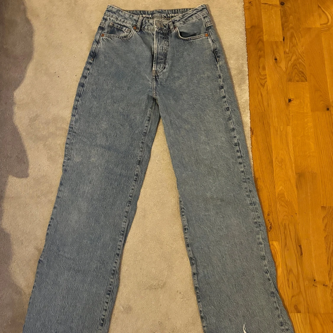  wide jeans med rå kant - 1