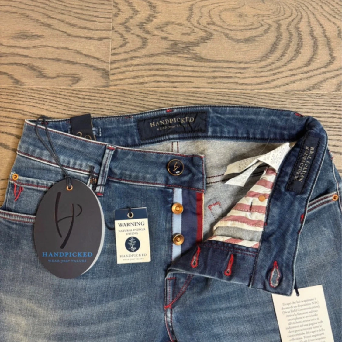 Handpicked blå jeans med röda detaljer