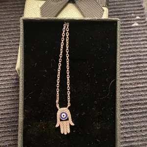 Halsband med Hamsa och blått öga med evil eye i äkta silver Cubic zirconia stenar nytt och oanvänt  - Äkta 925 silver, stämplat halsband 