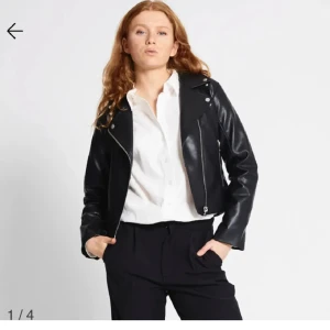 Svart skinnjacka - Snygg svart skinnjacka med silvriga dragkedjor och knappar. Jackan har en sned dragkedja och detaljer vid ärmslutet. Nypris 400 kr💕 och den är helt ny med prislappen kvar☺️