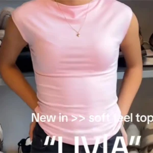 Ljusrosa ärmlös topp  - Supersnygg ljusrosa topp och rund hals. Modellen är ärmlös och har en slim passform som sitter tajt mot kroppen. Perfekt att styla med jeans eller kjol för en fräsch look. 