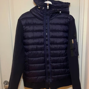 Moncler cardigan - Är i väldigt bra skick och använt mycket sparsamt. Den har inga defekter. Perfekt för denna årstid innan vintern. Scan fungerar✅ Säljer för väldigt bra pris så kom inte med dumma prisförslag. Hör för frågor och funderingar
