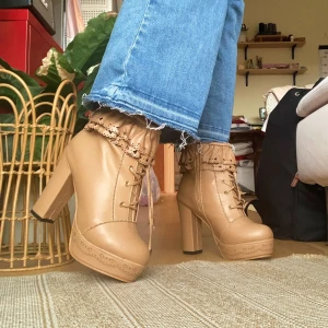 Bruna Platåskor - Jättefina ljusbruna platåskor/platåklackar/stövletter i coquette/gyarustil 🤎 Endast provade och aldrig använda utomhus. Några få märken från att legat i förvaring men inget märkbart. 