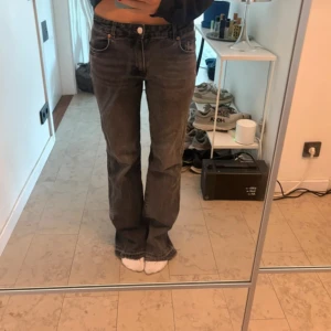 Svarta jeans - Supersnygga jeans, beställt nya så säljer dessa, fint skick, lite slitna på innerbenen men inget man tänker på. Kan skicka fler bilder om det önskas 😊