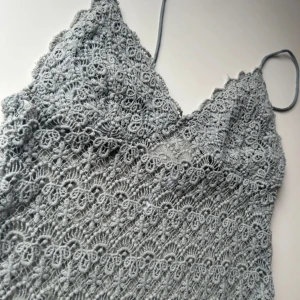 Spets body från Zara  - Säljer eftersom att den tyvärr är för stor! Köpt secondhand men inte använt själv, tyget längst ner (bild 4) är blekt i tvätten. Skriv för fler bilder eller frågor💕