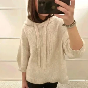 Trekvartsarmad hoodie - Sjukt snygg stickad hoodie med trekvartsärmar🥹🥹