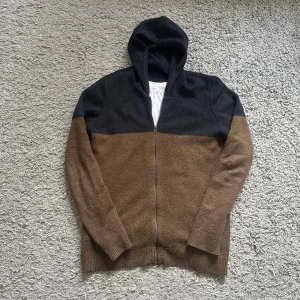 Stickad hoodie - Säljer nu en riktigt snygg och unik hoodie med zip. Den sitter M. 8/10 skick. Brun och blå färg. Pris kan diskuteras!  Hör av dig vid minsta lilla intresse. 🤩🙏