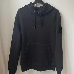 Mackage hoodie  - Schysst Svart hoodie i från mackage. Storlek S-M. Ny pris ligger på 4000 kr . Riktigt snygg nu till hösten🍂priset kan diskuteras vid snabb affär!