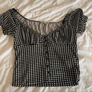 Söt blus  - Skitsnygg rutig topp från stradivarius, strl m men upplever den lite mindre eftersom den var lite liten på mig💕