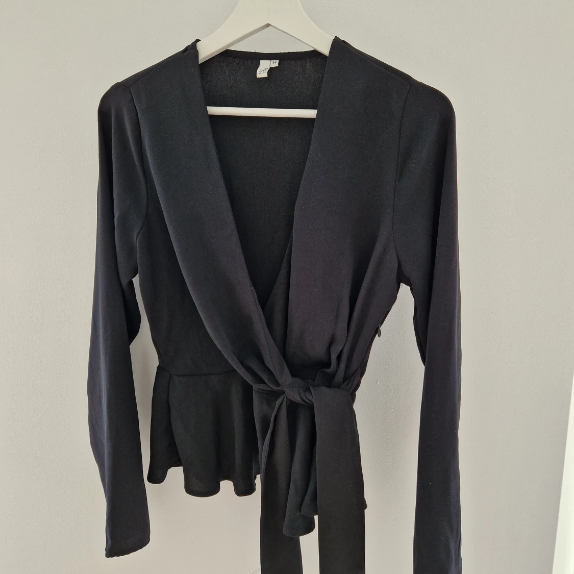 Svart omlottblus från NLY Trend