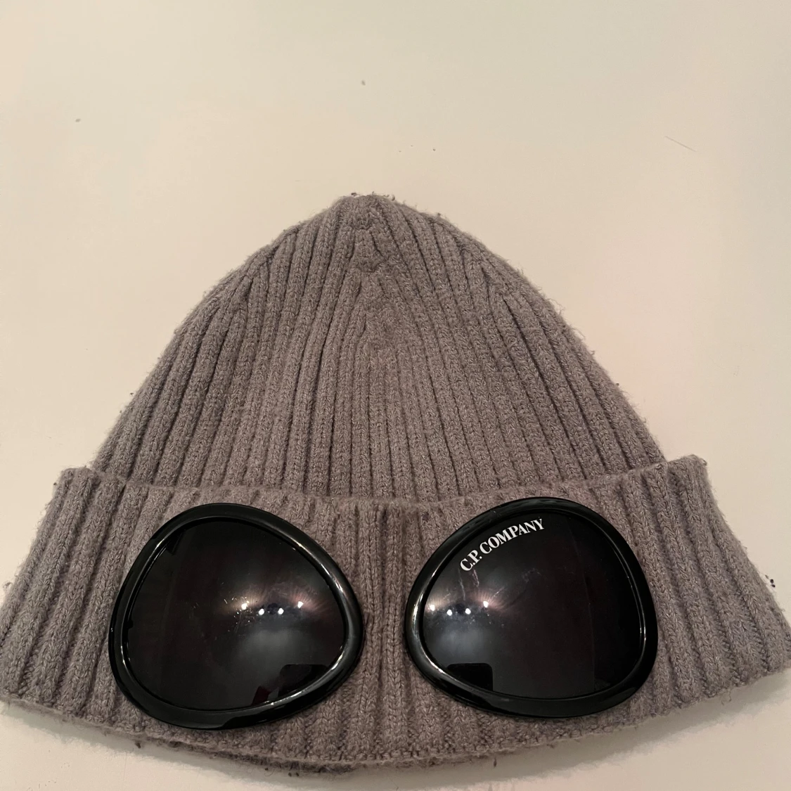 Grå ribbad Goggle-mössa från C.P. Company