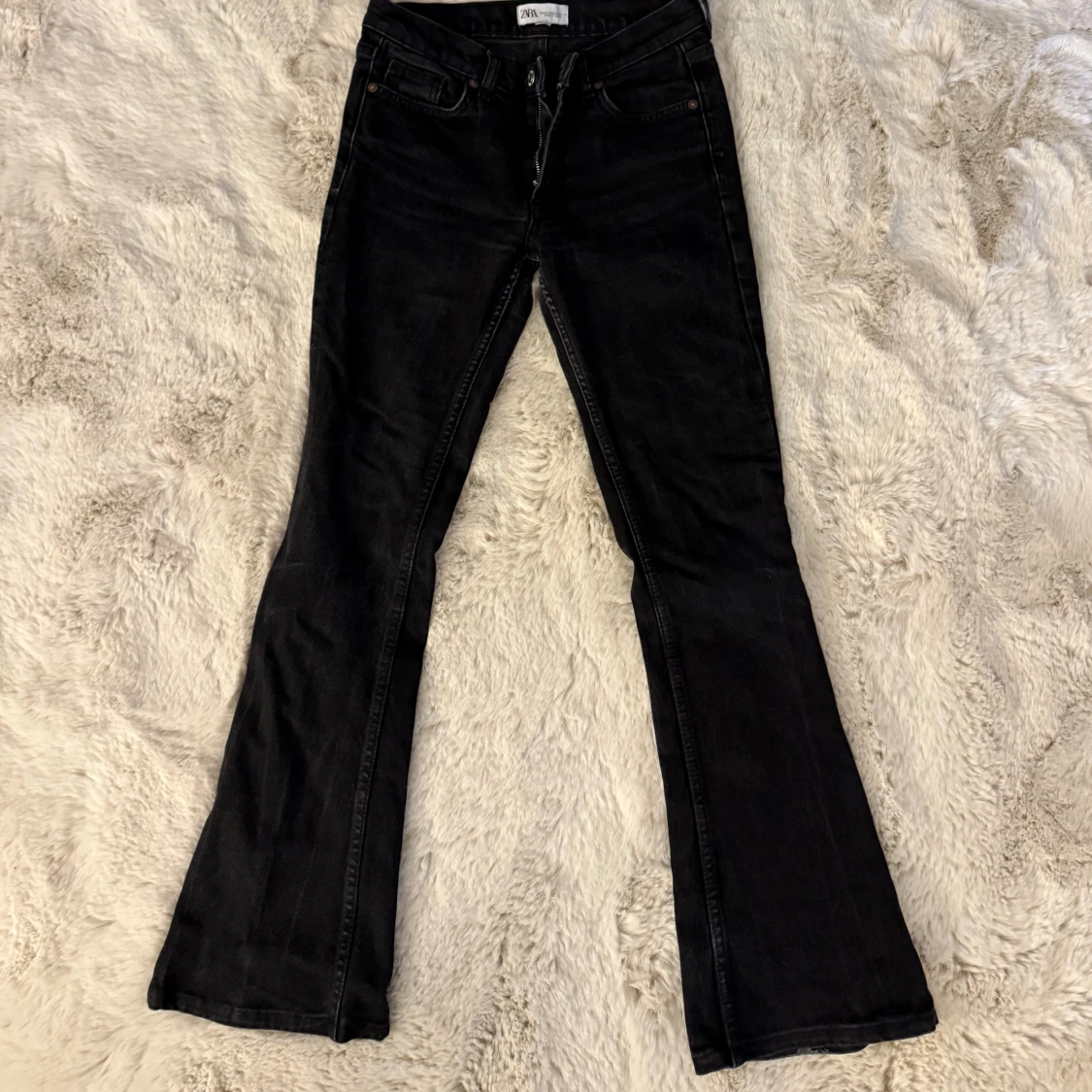 Svarta bootcut jeans från Zara - 3