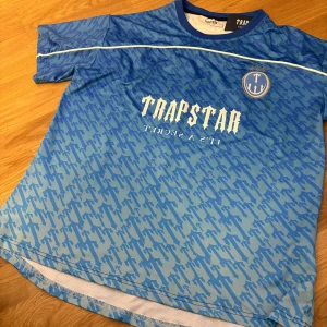 Trapstar It's A Secret Jersey - Storlek: S, men passar mer som M/L Har haft den ganska länge nu men aldrig använt den eftersom den inte passar mig. Startpris: 150kr Kontakta vid intresse att köpa!