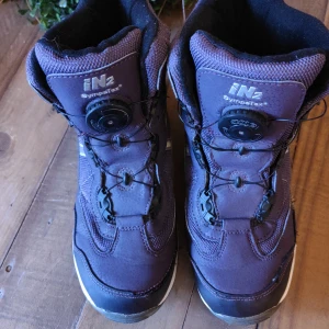 Lila IN2 Sympatex kängor strl 35 - Säljer ett par lila kängor från IN2 Sympatex med X-grip sula och smart snörningssystem. Skorna har robust design, meshpaneler och detaljer i syntetmaterial. Perfekt för dig som gillar att vara ute och vill ha grym komfort och stabilitet.