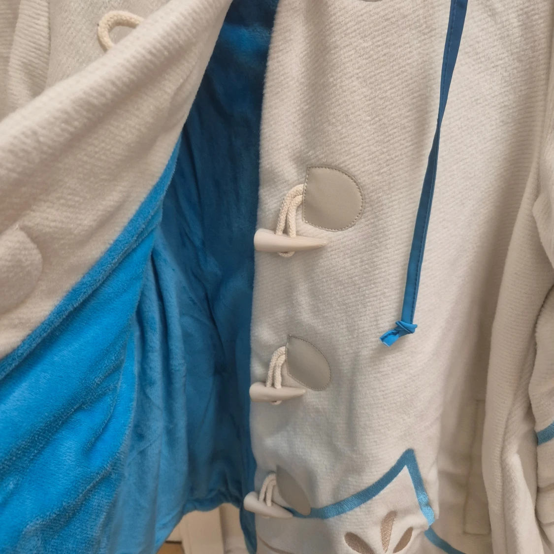 Vit och blå oversize Venti Cloak  - 4