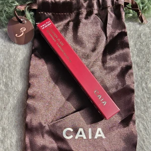 CAIA Cushion Glaze Plum jam - Cushion Glaze - Plum Jam  Återfuktande läppbehandling med glansig finish. Full size. Liknar the rotate glaze.  Ord. pris: 275 kr