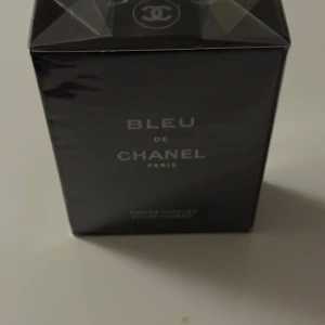 Bleu de Chanel parfym - Stilren och populär parfym från Chanel, perfekt för dig som vill ha en klassisk och modern touch. Oöppnad förpackning. Paris-designad för herrar.
