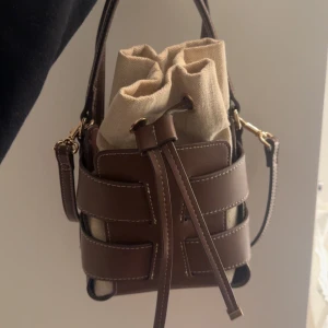 Hm väska - Så fin och eftertraktad väska från Hm, nyskick!💕