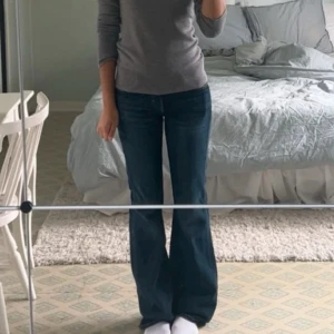 Weekday nova jeans  - Supersnygga bootcut lågmidjade jeans från weekday i modellen nova och de är i storlek 27/34. Använt få gånger.  Jag är 170 cm för referens🌸🤍 Nypris 590 kr